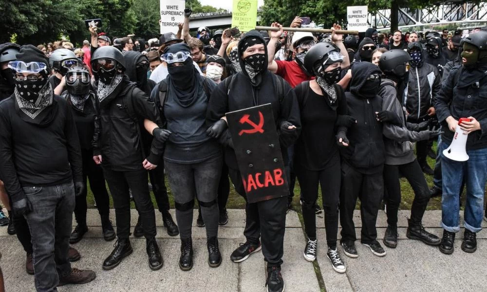 Διευθυντής FBI: «Το Antifa είναι πραγματικότητα» αλλά όχι τρομοκρατική οργάνωση!